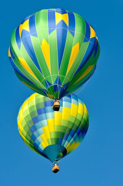 Twee groene en blauwe hete lucht ballonnen — Stockfoto