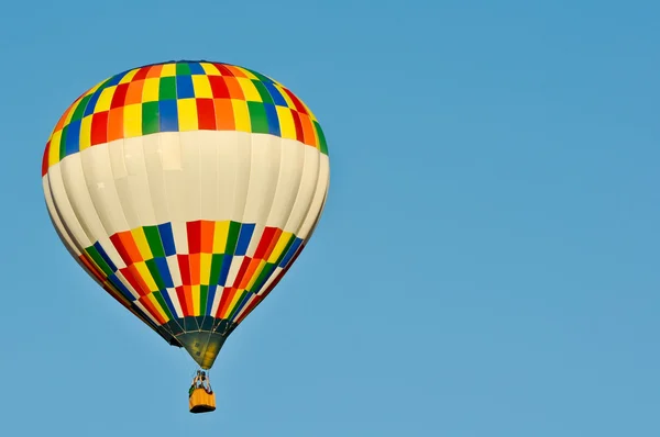 Hete luchtballon in de lucht — Stockfoto