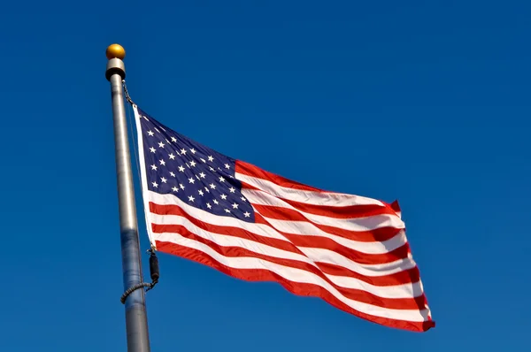 Αμερικανική σημαία πνέει στον άνεμο — Φωτογραφία Αρχείου