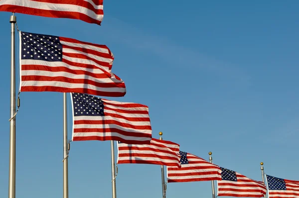 ワシントン記念塔でアメリカの旗 — ストック写真
