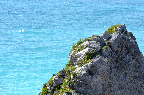 Oceano e sfondo roccioso — Foto Stock