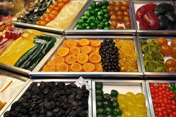 Конфеты и фрукты на продажу в Барселоне, Испания — стоковое фото