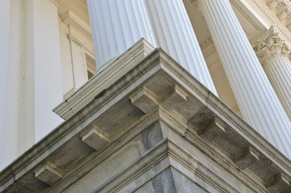 Pilastri simbolici dall'edificio governativo — Foto Stock