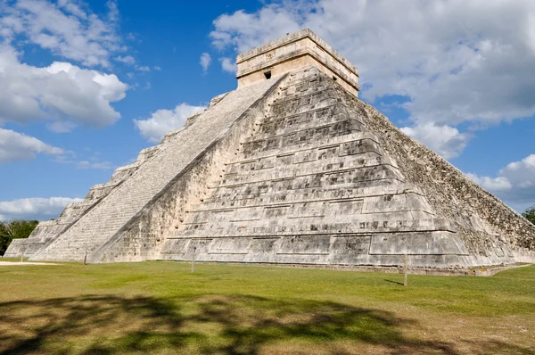Chichen itza antike Ruinen in Mexiko sind ein beliebtes Touristenziel — Stockfoto