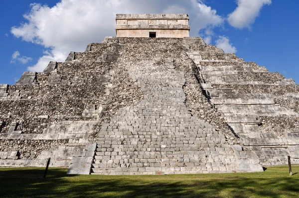 Starożytne ruiny chichen itza w Meksyku są popularne turystyczne docelowej — Zdjęcie stockowe