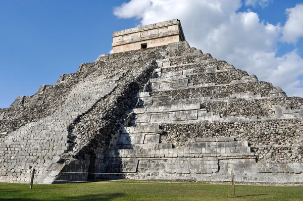 Las ruinas antiguas de Chichén Itzá en México son un destino turístico popular —  Fotos de Stock