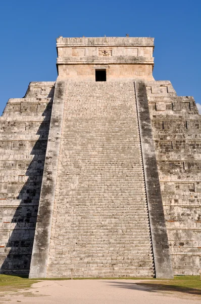 Las ruinas antiguas de Chichén Itzá en México son un destino turístico popular — Foto de Stock