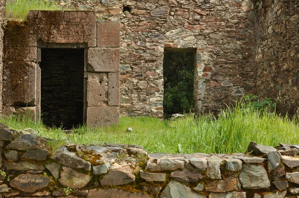 Gizli geçit olan eski hayalet kasaba kapılar — Stok fotoğraf