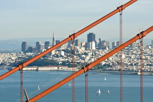 Χρυσή γέφυρα πυλών με το Σαν Φρανσίσκο στο παρασκήνιο — Φωτογραφία Αρχείου