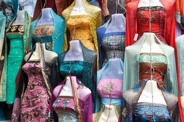 Geleneksel Hint kıyafet pazarında Satılık — Stok fotoğraf