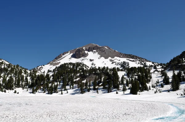 Lassen vulkanický národní park snow čepici vrchol — Stock fotografie