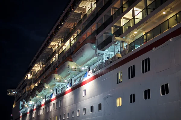 Cruiseschip aangemeerd bij nacht — Stockfoto