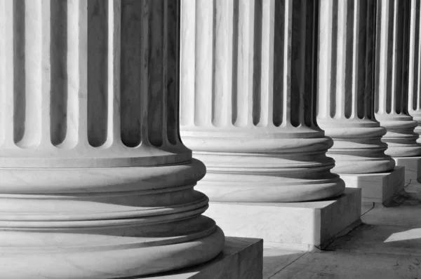 法律和信息在美国最高法院的支柱 — 图库照片