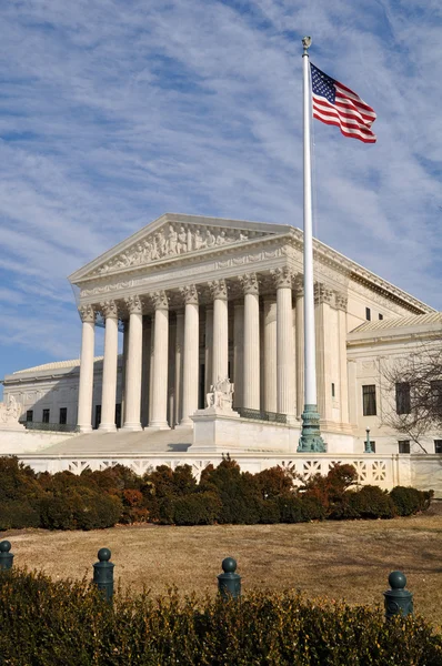 US-Oberstes Gerichtsgebäude mit Flagge der Vereinigten Staaten — Stockfoto