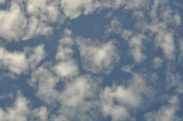 Blauwe lucht en wolken achtergrond — Stockfoto