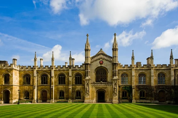 Edifício típico na Universidade de Cambridge — Fotografia de Stock
