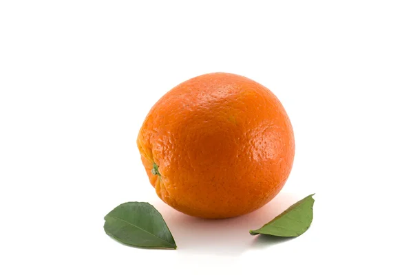 Свежий апельсин с листочками — стоковое фото