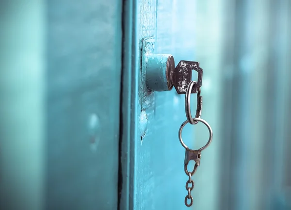 Una llave en la puerta Imagen de archivo