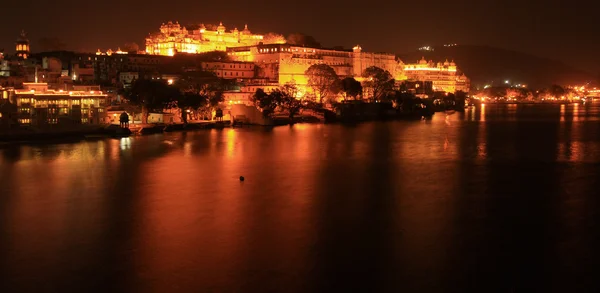 Παλάτι της πόλης τη νύχτα στην πόλη Udaipur — Φωτογραφία Αρχείου