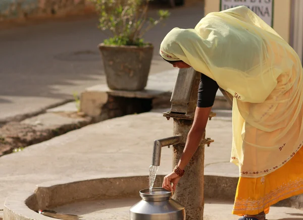 Femme Pompage d'eau — Photo