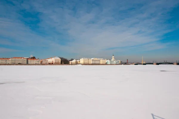 Зимний пейзаж города — стоковое фото