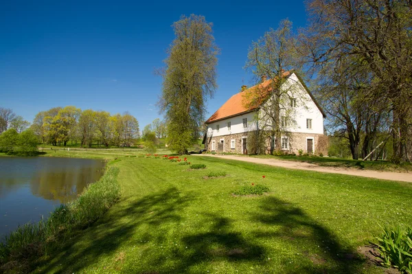 Casa di campagna al lago — Foto Stock