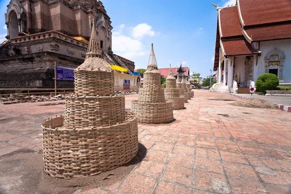 CHIANG MAI, THAÏLANDE - 8 AVRIL : Wat Chedi Luang prépare la structure en bois de la pagode de sable le 8 avril 2012 à CHIANG MAI, THAÏLANDE . — Photo