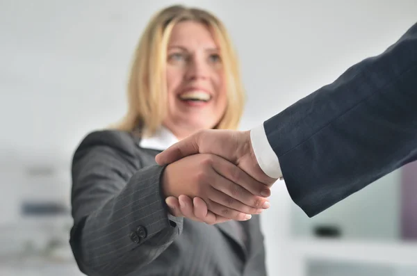 Businesswomen handshake to seal a deal — Stock Photo, Image