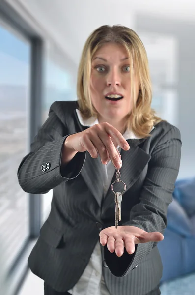 Jong en mooi zakenvrouw houden van sleutels — Stockfoto