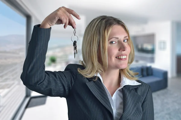 Young and beautiful business woman holding keys — Stock Photo, Image