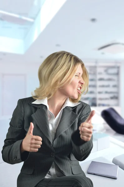 Счастливая деловая женщина танцует в офисе — стоковое фото