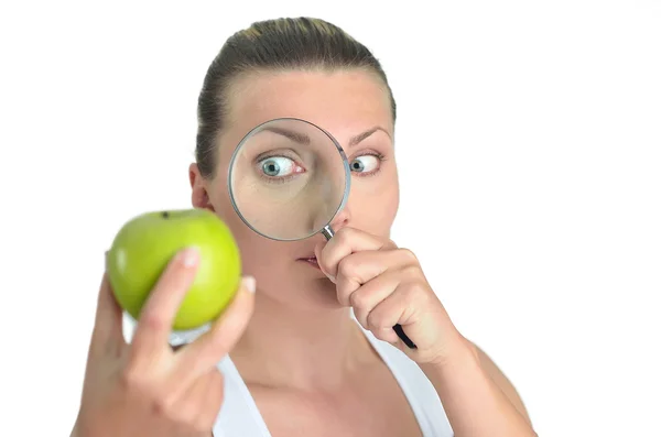 Bir magnifyin ile yeşil elma izlerken, sağlıklı, blondy mutlu kadın — Stok fotoğraf
