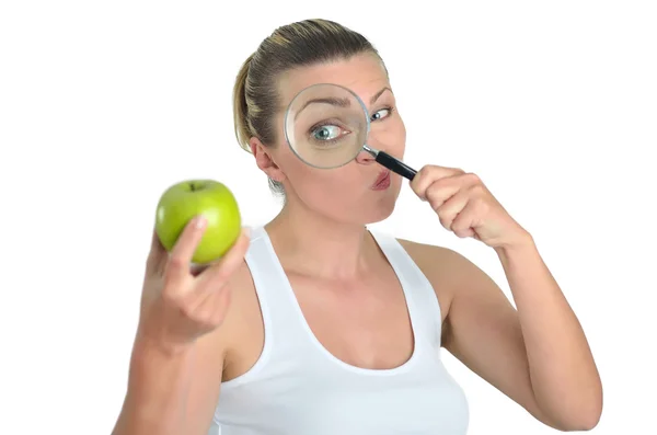 Egészséges blondy boldog asszony nézi a magnifyin a zöld alma — Stock Fotó