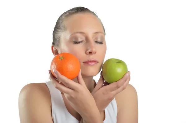 Isolierte Studioaufnahme einer kaukasischen Frau, die Orangen Äpfel hält — Stockfoto