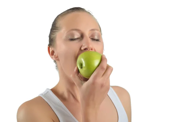 녹색 사과 먹는 매력적인 웃는 여자의 초상화 — 스톡 사진