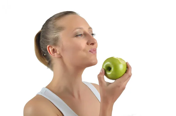 有魅力的微笑女人吃青苹果的肖像 — 图库照片