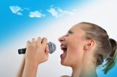 seksi güzel genç kadının mikrofonla şarkı