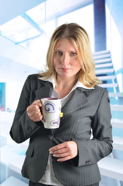 Atractiva mujer de negocios caucásica con una taza de té —  Fotos de Stock