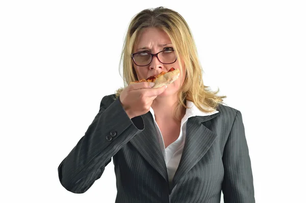 Ділова жінка їсть піцу ізольовано на білому тлі — стокове фото