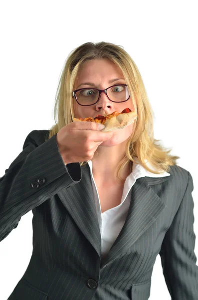 Zakenvrouw eten pizza geïsoleerd op witte achtergrond — Stockfoto