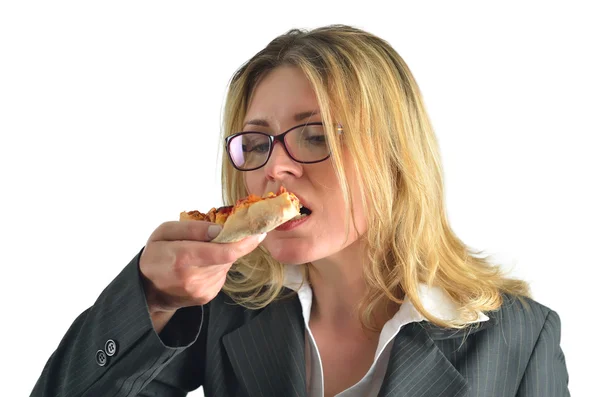 Geschäftsfrau isst Pizza isoliert auf weißem Hintergrund — Stockfoto