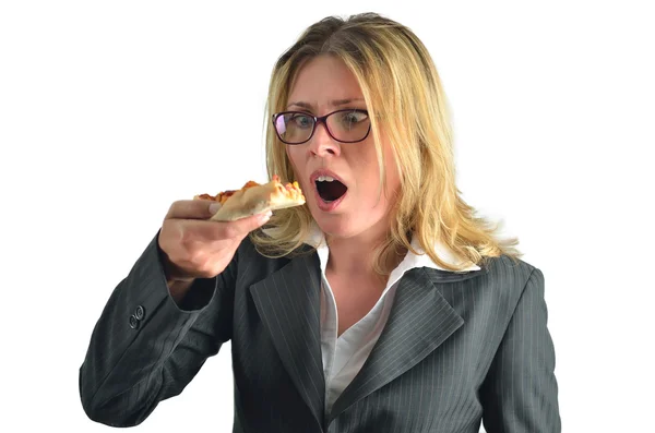 Деловая женщина ест пиццу на белом фоне — стоковое фото