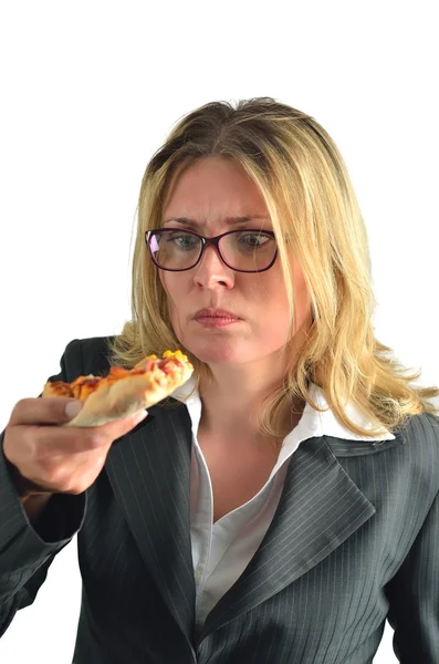 Mujer de negocios comiendo pizza aislada sobre fondo blanco — Foto de Stock