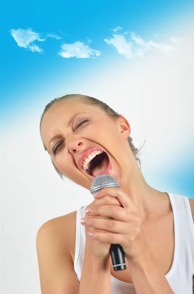 Σέξι όμορφη νεαρή γυναίκα που τραγουδούν με το μικρόφωνο — Φωτογραφία Αρχείου