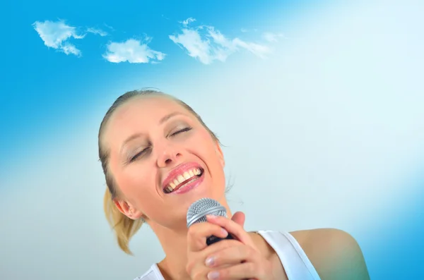 Sexy hermosa mujer joven cantando con un micrófono — Foto de Stock