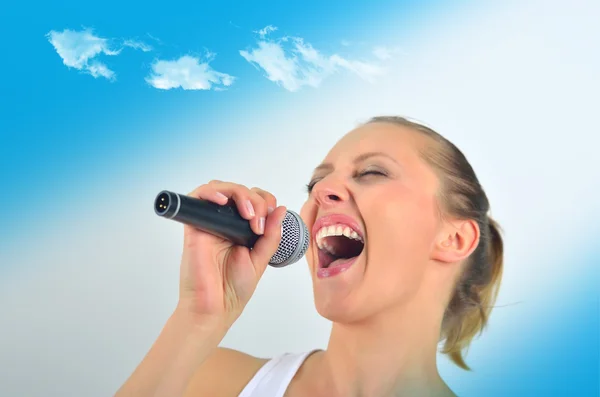 Sexy bella giovane donna che canta con un microfono — Foto Stock
