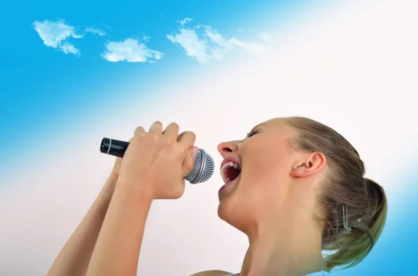 Sexy krásná mladá žena zpívá s mikrofonem — Stock fotografie