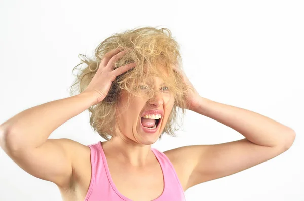 Красивая сердитая девушка тянет свои грязные волосы на изолированных backgrou — стоковое фото