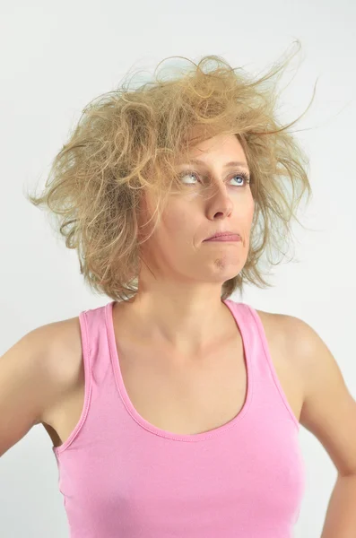 Bella donna attraente con i capelli disordinati — Foto Stock