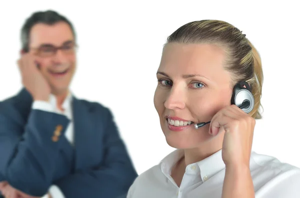 Mulher de negócios bonita com fone de ouvido e conversando com um empresário — Fotografia de Stock